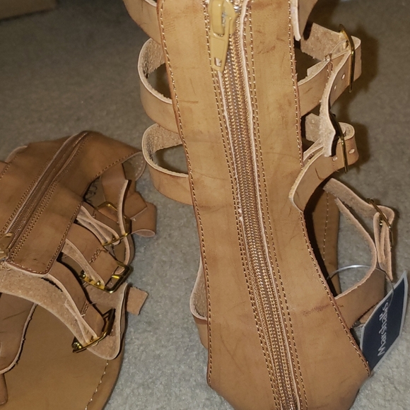 Women - Picture 3 of 4